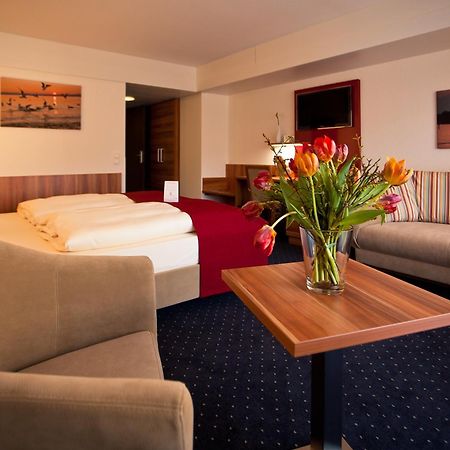 Hotel Knaus Am Hafen อูลดิงเงน มึลโฮเฟิน ภายนอก รูปภาพ