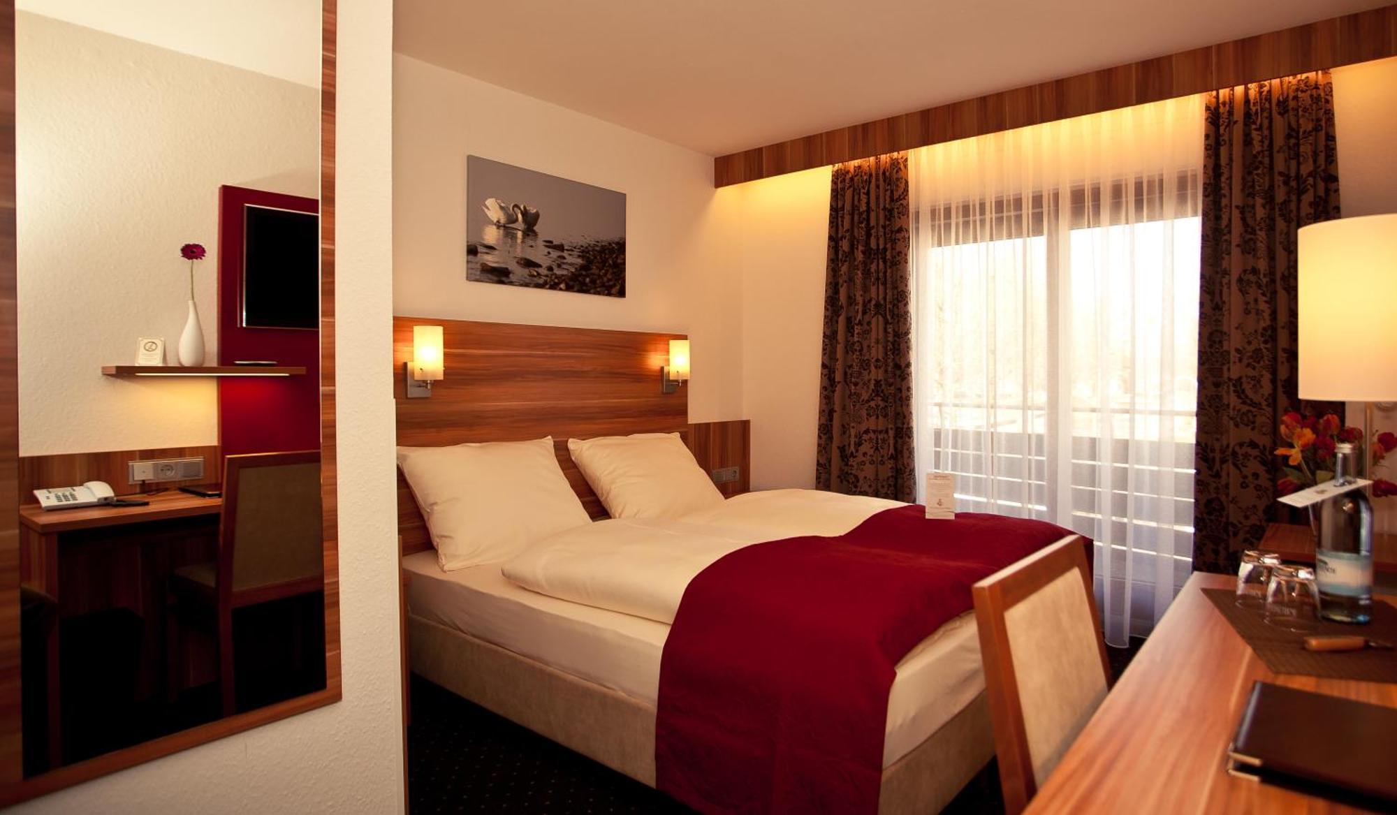 Hotel Knaus Am Hafen อูลดิงเงน มึลโฮเฟิน ภายนอก รูปภาพ
